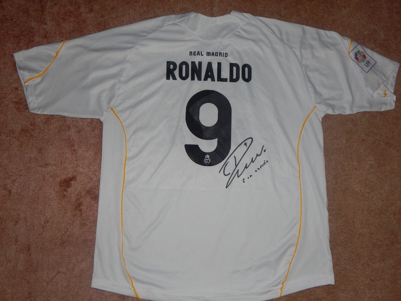 RONALDO_Cristiano_R__al_MADRID_maillot_sign___Arri__re.JPG