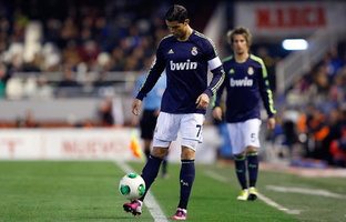 cristiano-ronaldo-624-showing-off-his-technique-skills-in-real-madrid-2013.jpg
